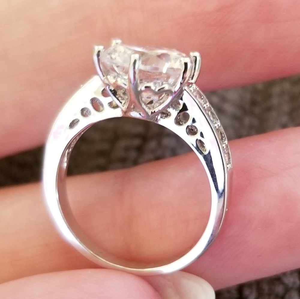 DIAMOND ENGAGEMENT RING - Picture 3 of 4